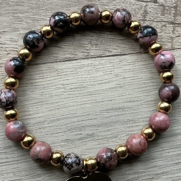 💗 Pink, Mauve, Rose Beaded Bracelet w/Gold Heart Charm Brand New! - Picture 3 of 5